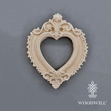 Cornice decorativa a forma di cuore in legno intagliato 6cm x 5cm
